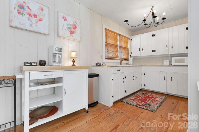 218 Hickory Lane, Lake Toxaway, NC 28747