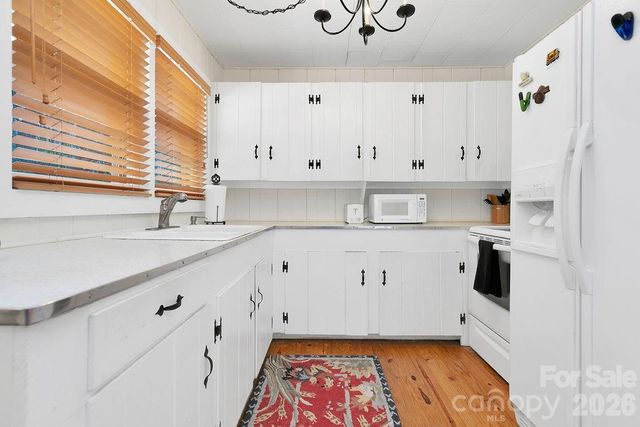 218 Hickory Lane, Lake Toxaway, NC 28747