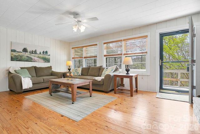 218 Hickory Lane, Lake Toxaway, NC 28747