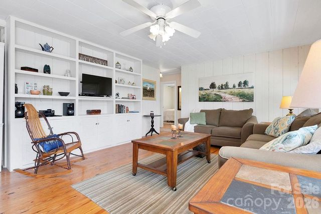 218 Hickory Lane, Lake Toxaway, NC 28747