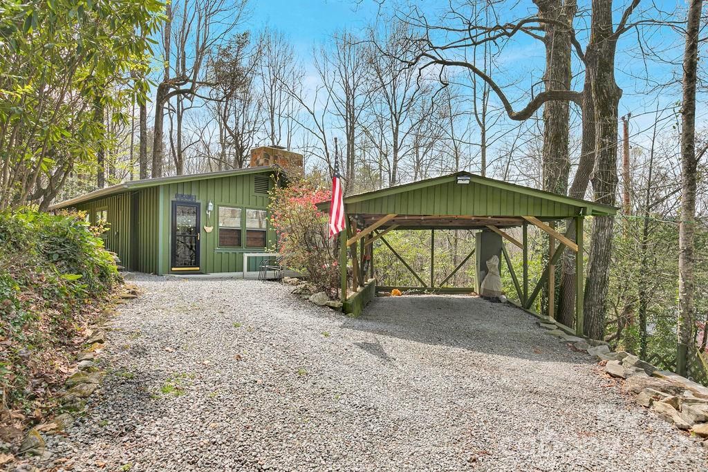 218 Hickory Lane, Lake Toxaway, NC 28747