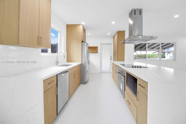 4940 SW 87th Ct, Miami, FL 33165