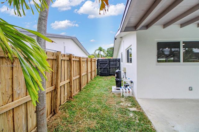 4940 SW 87th Ct, Miami, FL 33165