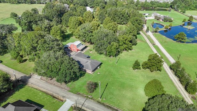 35013 J W Hall Rd, Walker, LA 70785