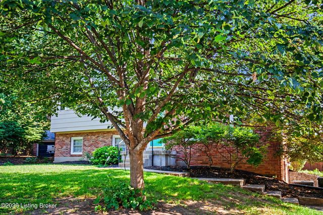 10715 Sunderland Pl, Louisville, KY 40243