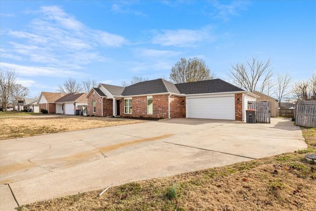 2233 N Brandi Avenue, Fayetteville, AR 72701