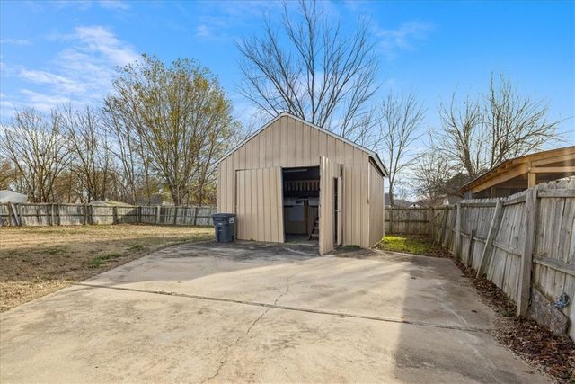 2233 N Brandi Avenue, Fayetteville, AR 72701