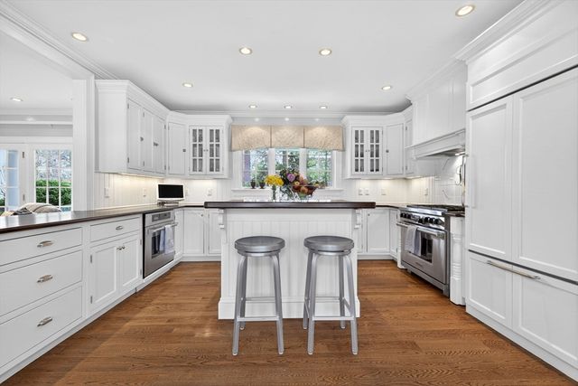 1 Buckingham Ter, Wellesley, MA 02482