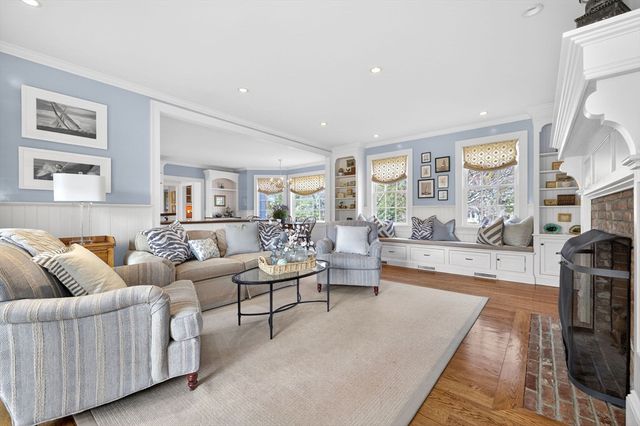 1 Buckingham Ter, Wellesley, MA 02482