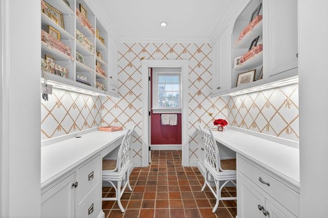 1 Buckingham Ter, Wellesley, MA 02482