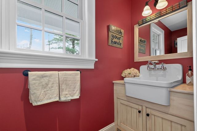 1 Buckingham Ter, Wellesley, MA 02482