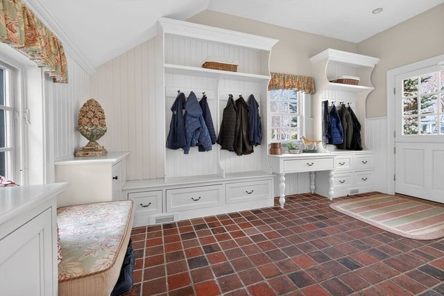 1 Buckingham Ter, Wellesley, MA 02482