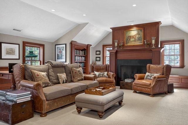 1 Buckingham Ter, Wellesley, MA 02482