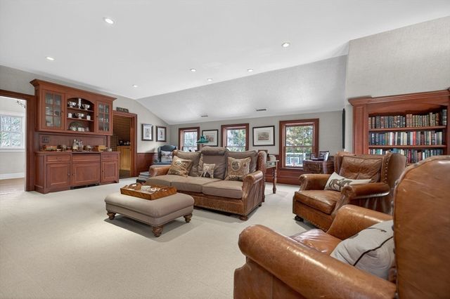 1 Buckingham Ter, Wellesley, MA 02482