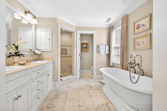 1 Buckingham Ter, Wellesley, MA 02482