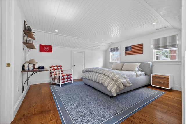 1 Buckingham Ter, Wellesley, MA 02482