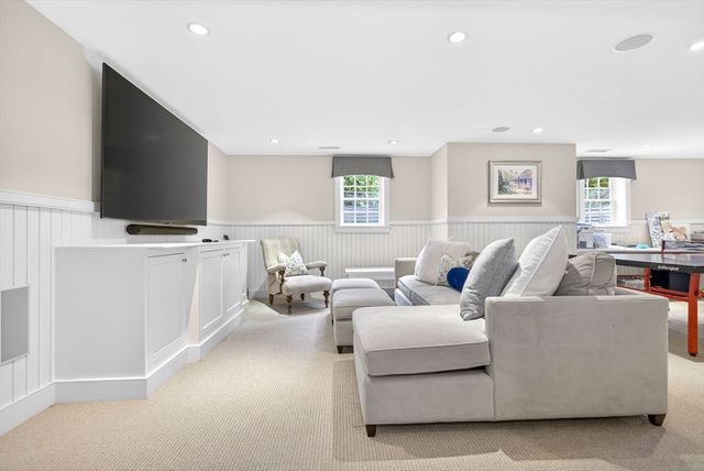 1 Buckingham Ter, Wellesley, MA 02482