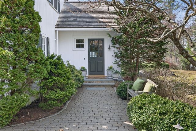 1 Buckingham Ter, Wellesley, MA 02482