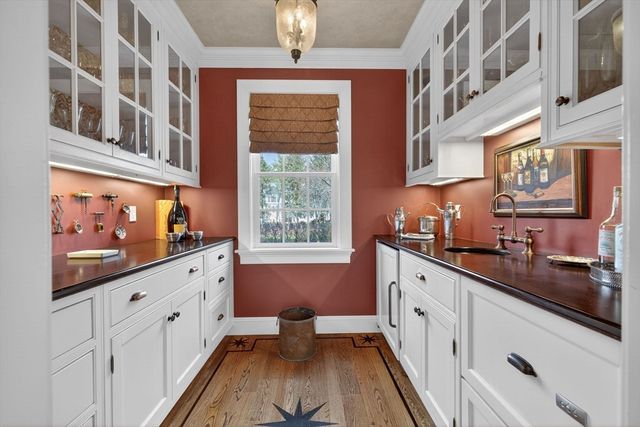 1 Buckingham Ter, Wellesley, MA 02482