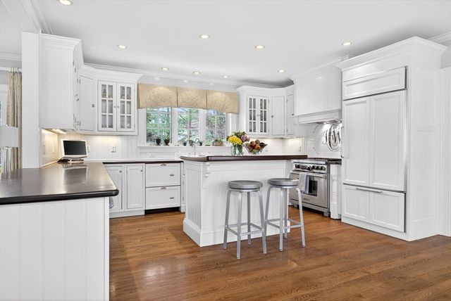 1 Buckingham Ter, Wellesley, MA 02482