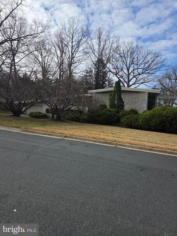 Image 3 of property listing at 7146 RIVER RD, Bethesda, MD 20817