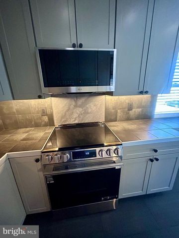 132H THE ORCHARD, East Windsor, NJ 08512