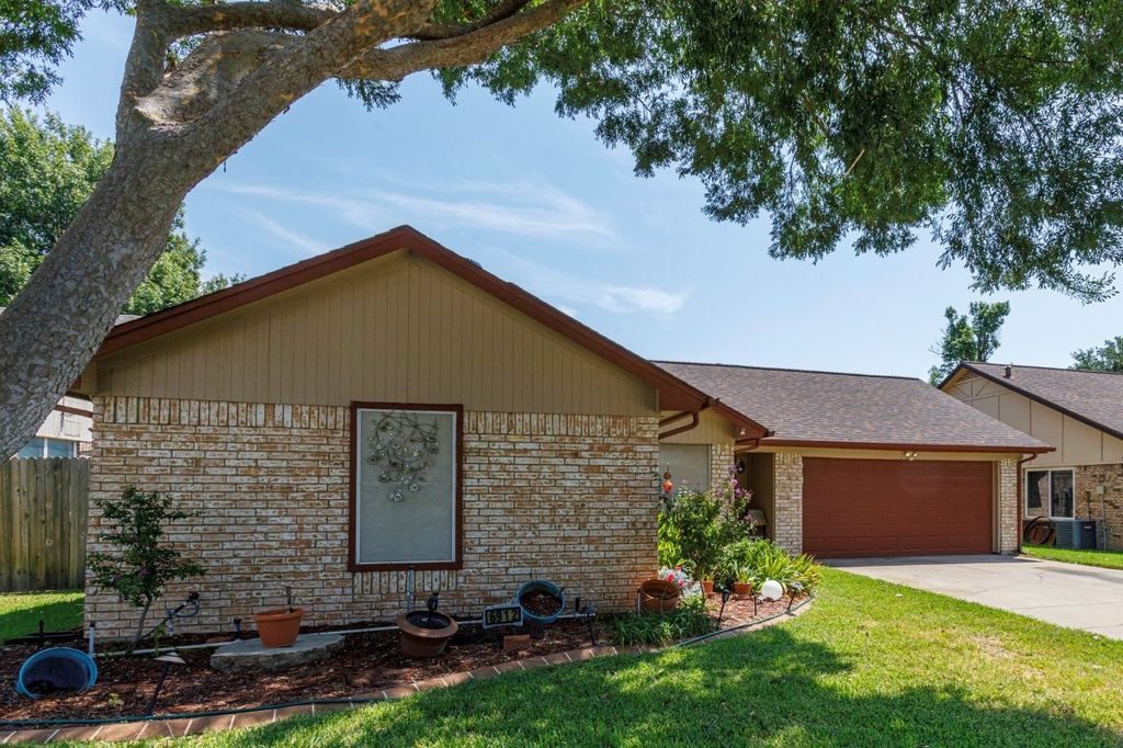 6912 Lyndale Drive, Watauga, TX 76148 — exterior