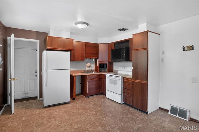 10223 Reba Drive, St Louis, MO 63136