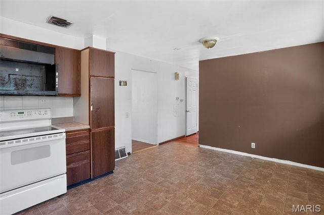 10223 Reba Drive, St Louis, MO 63136