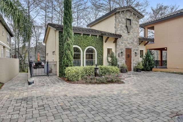 8863 AMALFI Court, Jacksonville, FL 32217