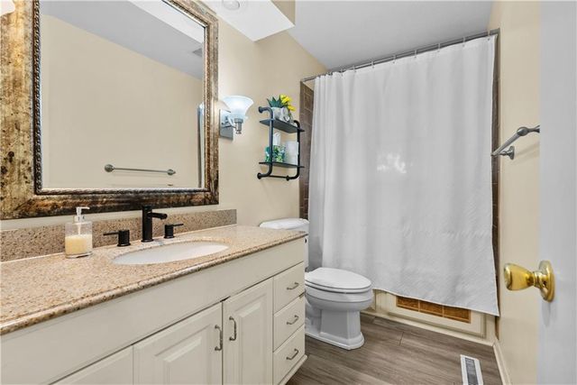 105 Tuscarora Lane, Lake Winnebago, MO 64034