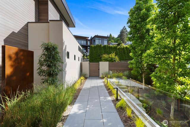 9810 SE Shoreland Drive, Bellevue, WA 98004