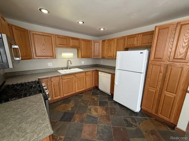 1611 Cass Lake Road, Keego Harbor, MI 48320