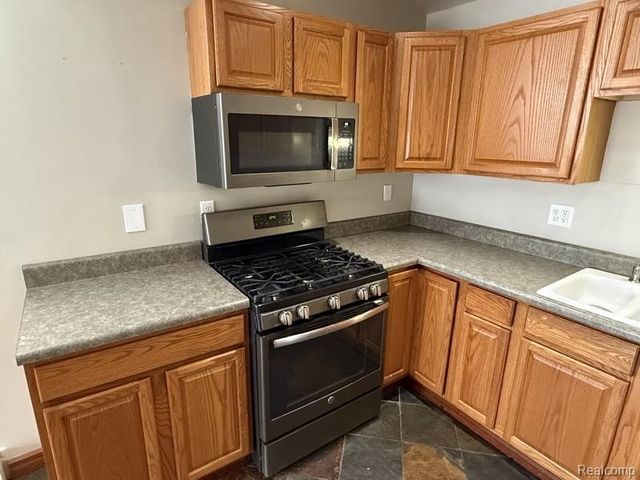 1611 Cass Lake Road, Keego Harbor, MI 48320