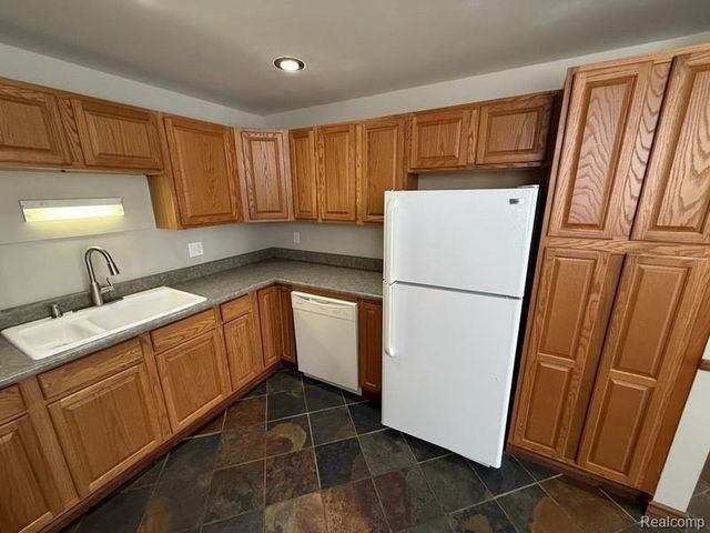 1611 Cass Lake Road, Keego Harbor, MI 48320