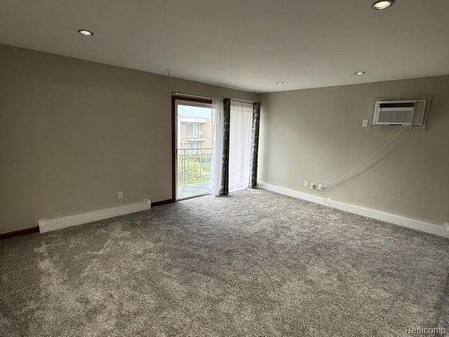 1611 Cass Lake Road, Keego Harbor, MI 48320