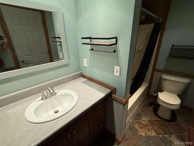 1611 Cass Lake Road, Keego Harbor, MI 48320