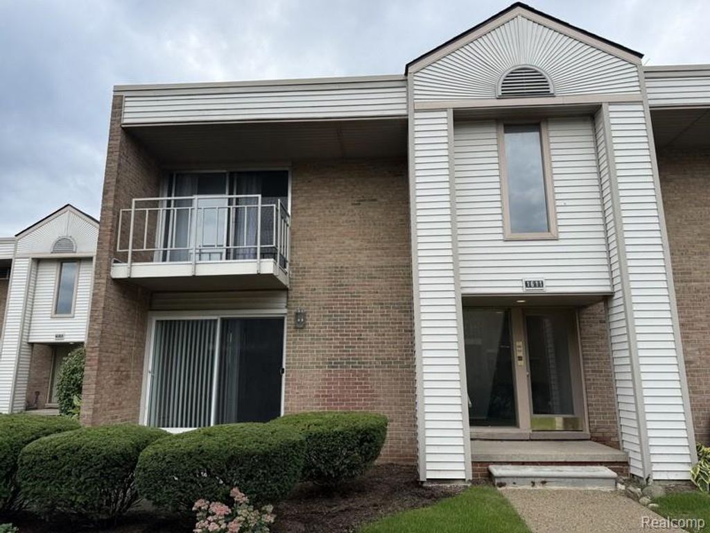 1611 Cass Lake Road, Keego Harbor, MI 48320
