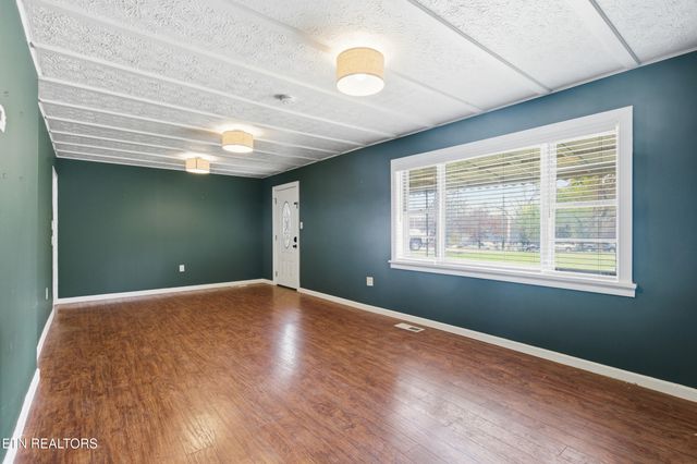 176 Hillside Rd, Oak Ridge, TN 37830