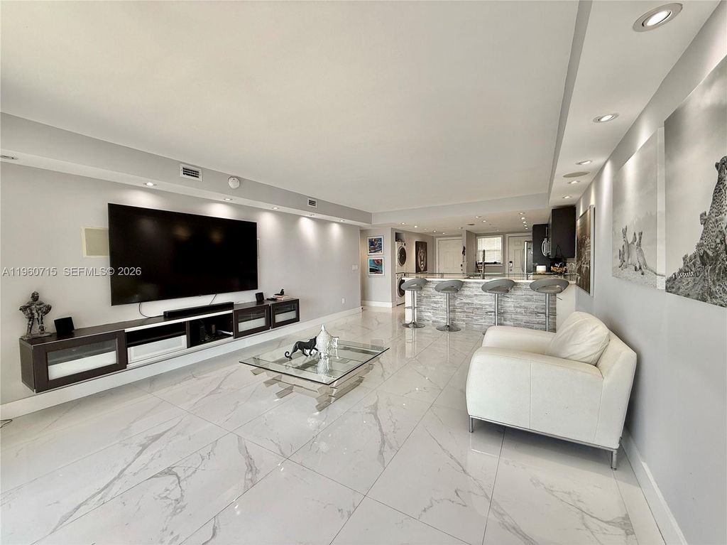 1770 NE 191st St 717-1, Miami, FL 33179