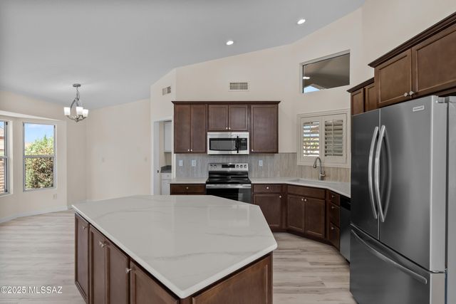 1993 E Desert Lark Pass, Green Valley, AZ 85614