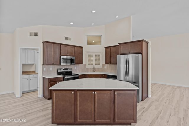 1993 E Desert Lark Pass, Green Valley, AZ 85614