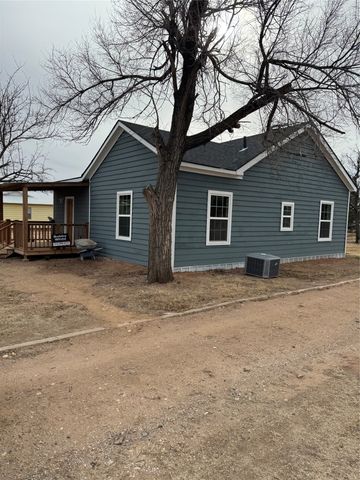 1107 W 3rd Street, Quanah, TX 79252