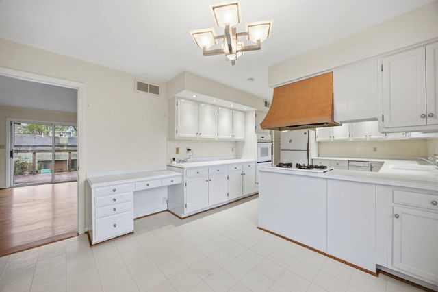 2044 Manor Drive, Lexington, KY 40502
