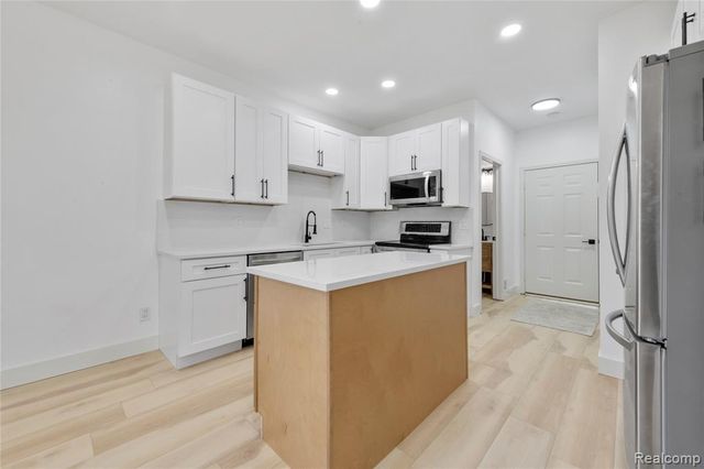 4392 Gateway Circle, West Bloomfield, MI 48322