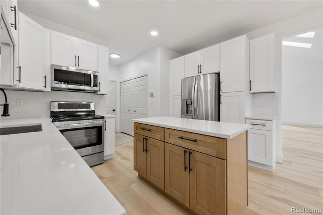 4392 Gateway Circle, West Bloomfield, MI 48322