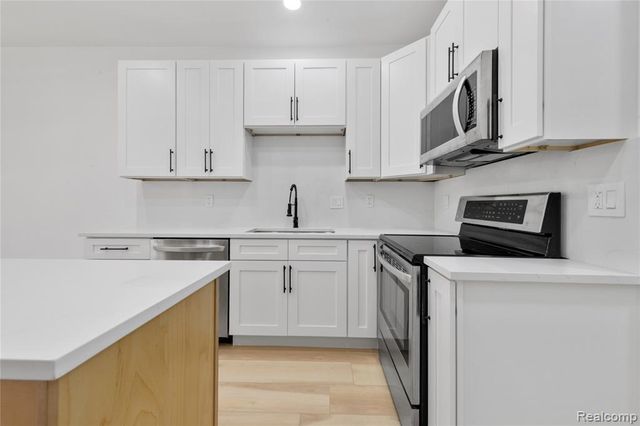 4392 Gateway Circle, West Bloomfield, MI 48322