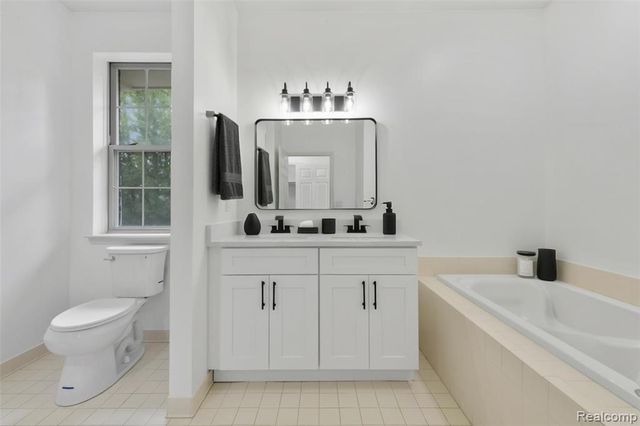 4392 Gateway Circle, West Bloomfield, MI 48322
