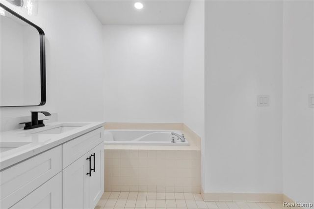 4392 Gateway Circle, West Bloomfield, MI 48322