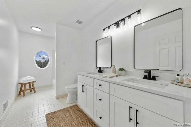 4392 Gateway Circle, West Bloomfield, MI 48322